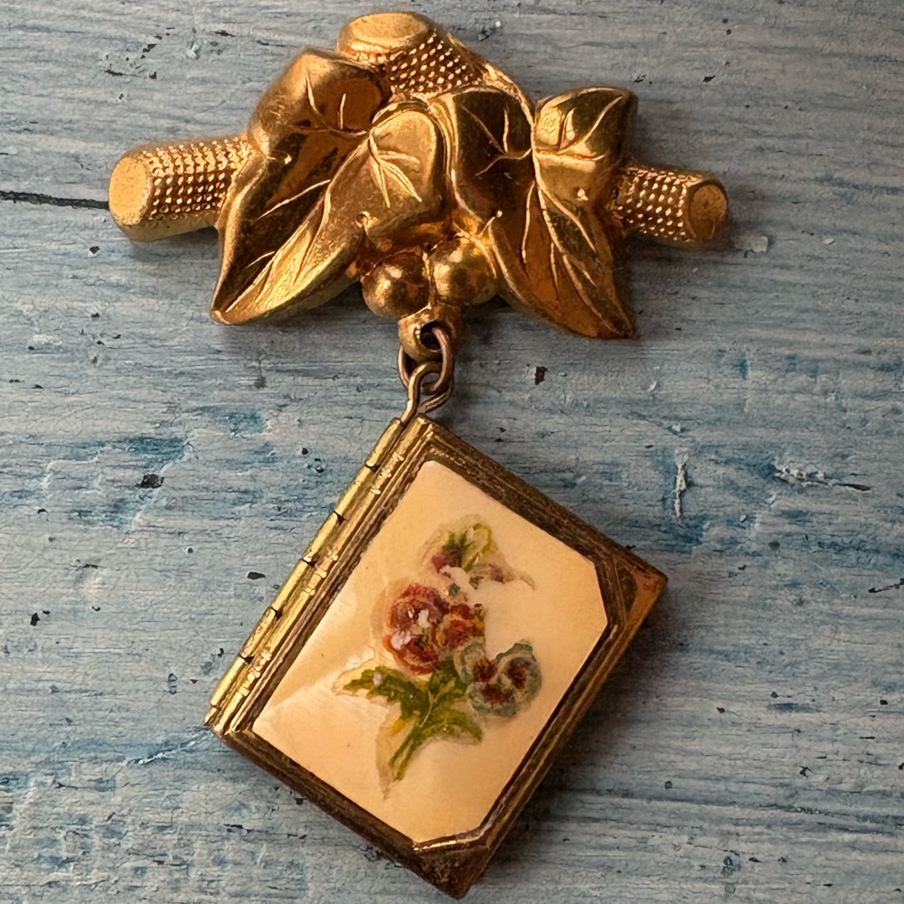 Vintage gold pin with locket for two pictures and flowers on front - Picture 2 of 10